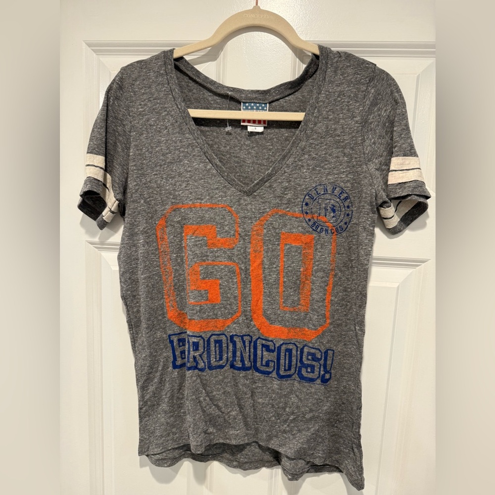 Denver Broncos Junk Food V-Neck T-shirt Small - never worn